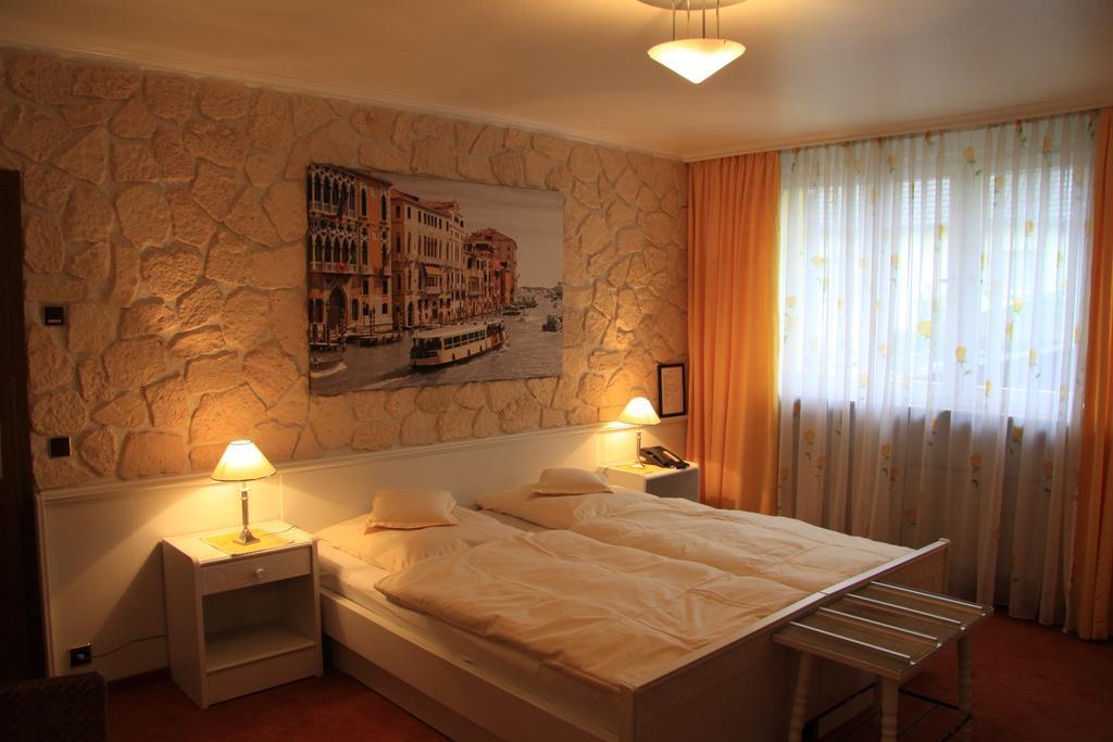 Hotel Die Post Жак Офенбах Стая снимка